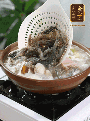 最后加一把蛤蜊、一把河蝦燜2分鐘，放一點(diǎn)白胡椒粉調(diào)味，撒上蔥花點(diǎn)綴！