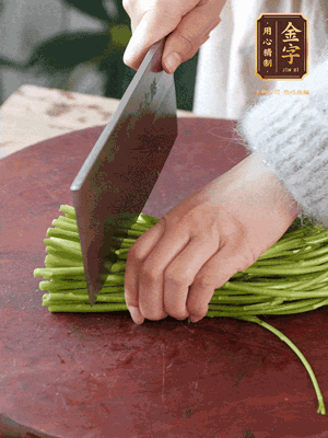 正嫩的藜蒿，掐頭去除根部，切小段