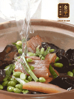 轉(zhuǎn)入砂鍋，加入開水、百葉結(jié)燉煮10分鐘