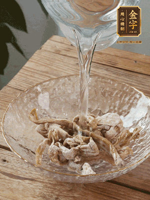筍干提前泡發(fā)1晚切段，冬瓜去皮切塊。