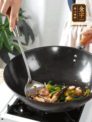 煸香蒜末，下香腸翻炒均勻，再依次下雞縱菌、黃瓜花