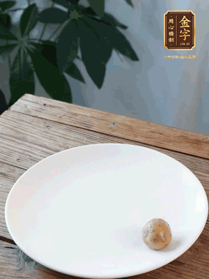 做水油皮、油酥 將油皮材料放入料盆中，加100ml水?dāng)嚢璩裳┗ㄆ瑺睢Ｔ诎赴迳戏磸?fù)揉搓成有一定筋度的光潔面團(tuán)，搓成14個(gè)團(tuán)子。
