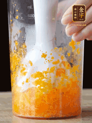 加玉米油、水怡、水揉搓成細(xì)膩的面團(tuán)。松弛半小時(shí)后，分成37g一個(gè)