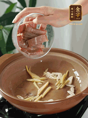 姜絲煸香后放火腿翻炒，加開水燉煮10分鐘