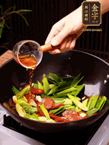 下蒜苗炒軟，沿鍋邊烹入一勺料酒，加醬油、蠔油、白糖調(diào)味炒勻