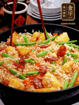 加水，沒過大部分食材。把瀝干水分的米飯均勻地鋪在上面，筷子戳幾個(gè)洞
