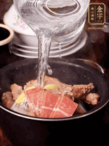 所有食材放入電飯鍋，加2勺料酒，足量的開(kāi)水，按煲湯鍵煮湯