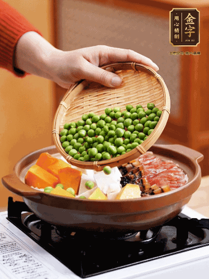 再鋪上臘腸、醬油肉、豌豆，小火煲6分鐘
