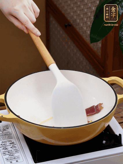 油熱，姜絲、火腿微微煸出香味