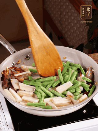 加少許生抽、蠔油、料酒、雞精調(diào)味，少許清水燜2分鐘，炒至豆角皺皮即可